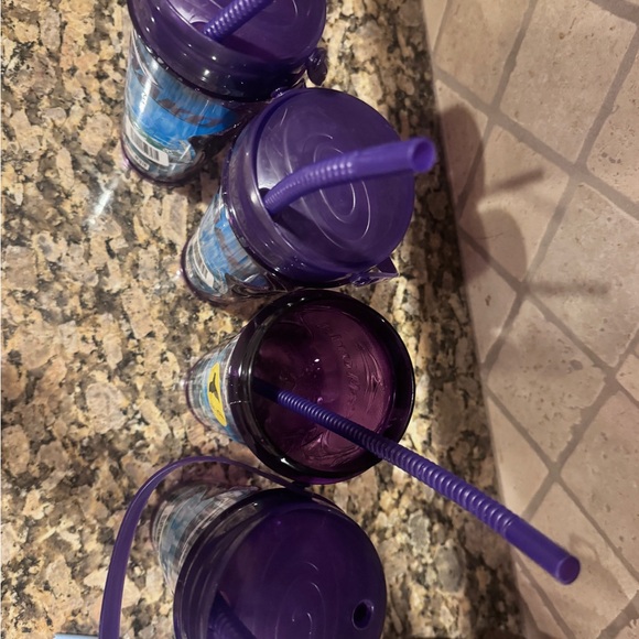 Set of 4 Sea World Mako Strawcups - Picture 3 of 3